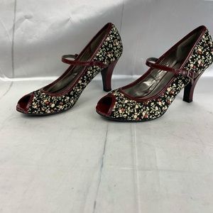 Madden girl pump heals 9.5 floral Mary Janes molly